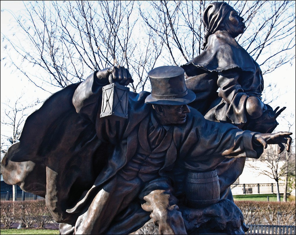 Bronze sculpture of Thomas Garrett and Harriet Tubman in Wilmington, Delaware